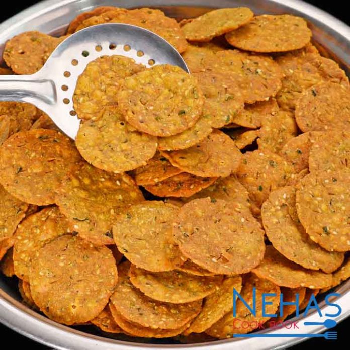 Farsi puri recipe | methi farsi puri | methi puri | methi bajra farsi ...
